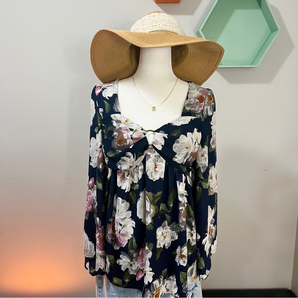 Navy Blue Floral sweet heart neck line blouse 🌸🌼🌺